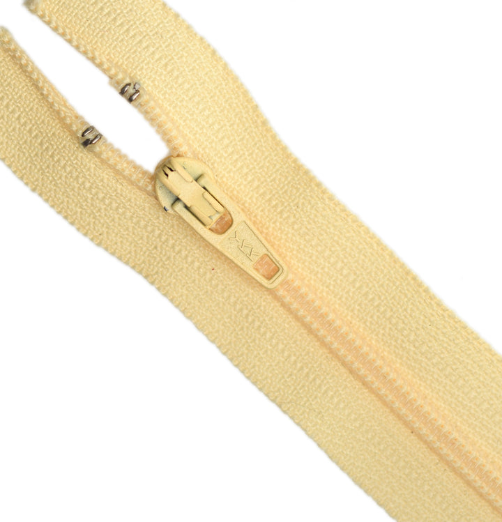 YKK NYLON CLOSED-END ZIP NO.3 COL 842 BUTTERMILK