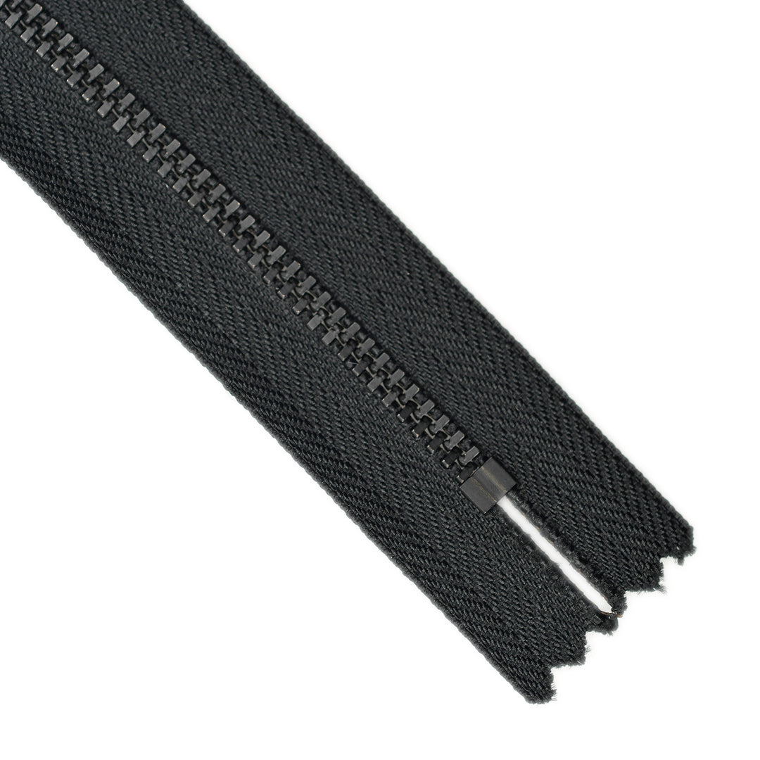 YKK METAL CLOSED-END ZIP NO.4.5 BLACK OXY COL 580 BLACK