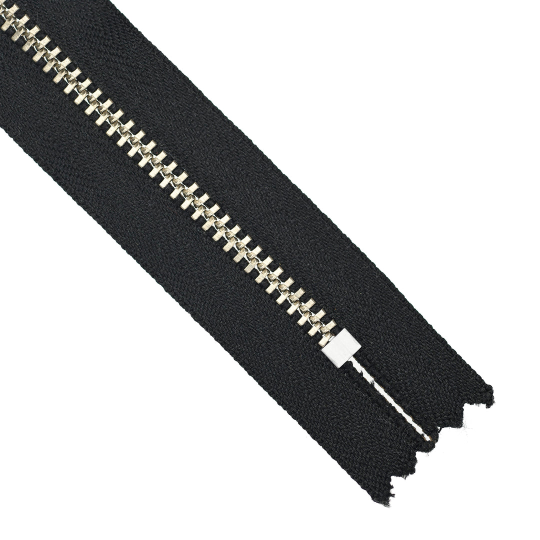 YKK METAL CLOSED-END ZIP NO.4.5 NICKEL BOARD-PULL COL 580 BLACK