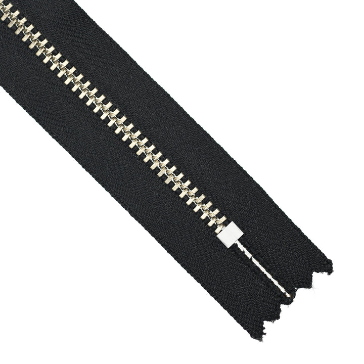 YKK METAL CLOSED-END ZIP NO.4.5 NICKEL BOARD-PULL COL 580 BLACK